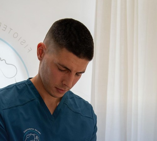 Emilio Galiano tratando a un paciente en la consulta